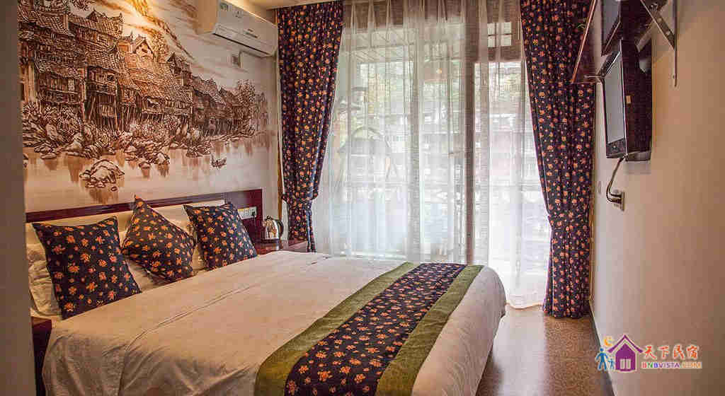 临江蜜月大床房