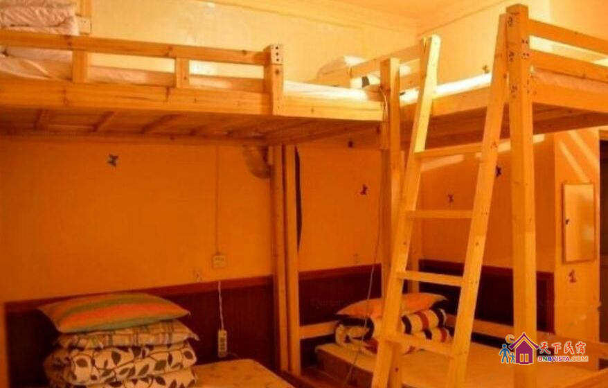 男生上下铺四人床位间