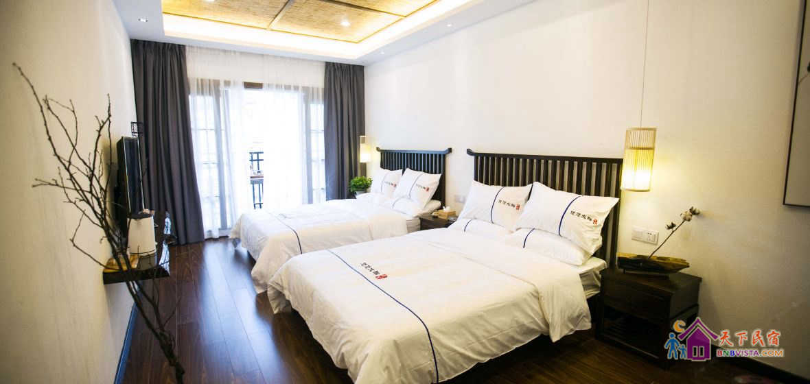 浅幕江景阳台双床房