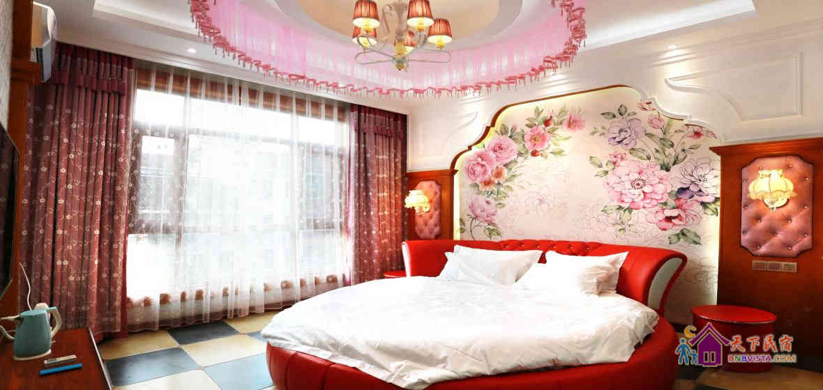 巴黎爱恋蜜月圆床房