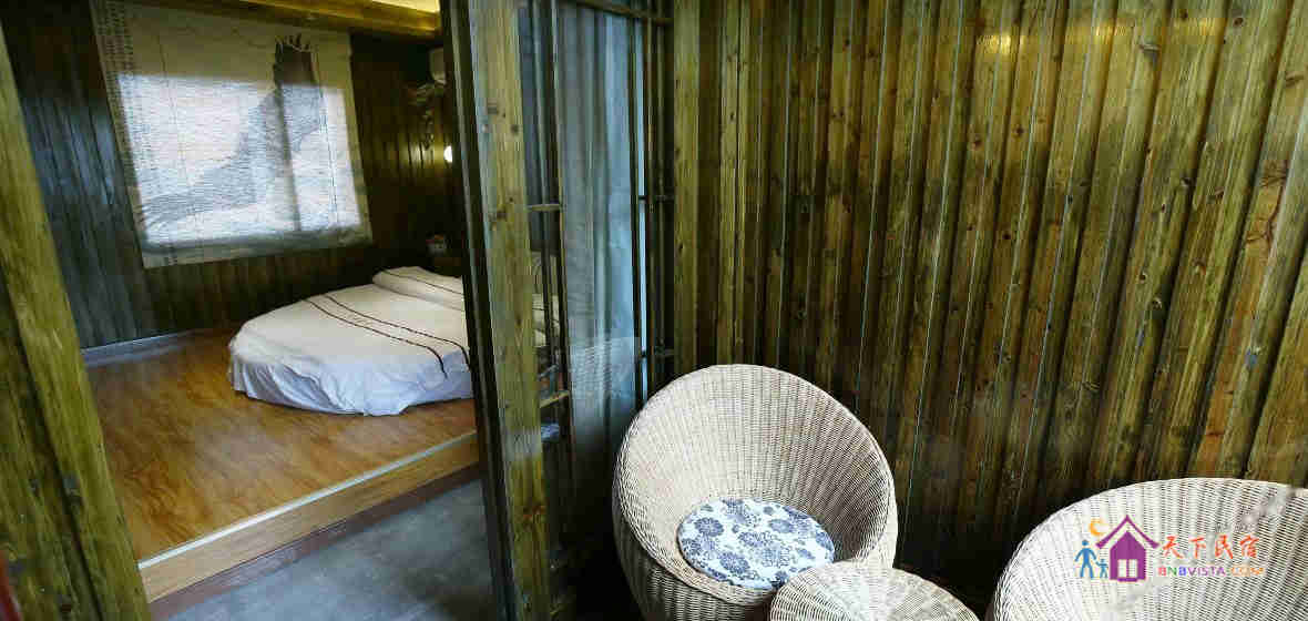 秋雨榻榻米阳台圆床房