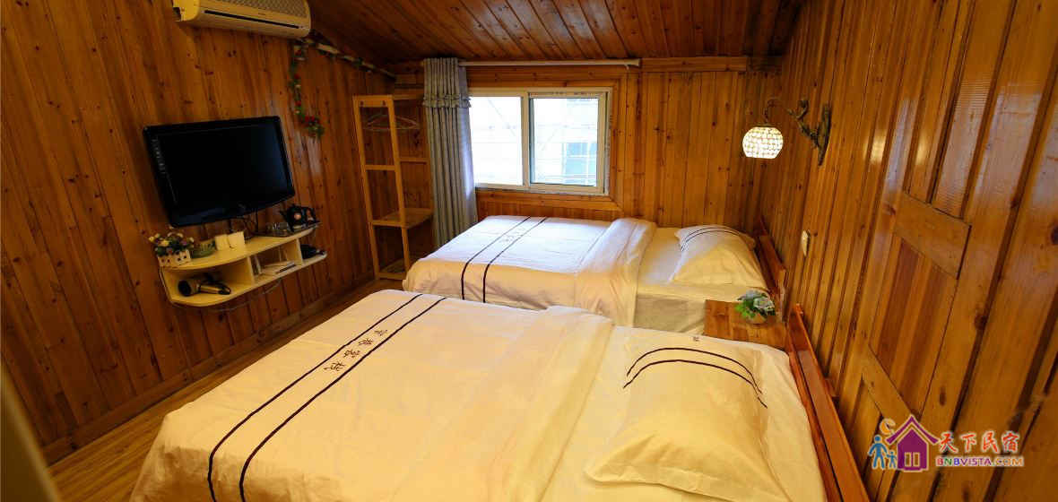 原木斜顶双人间