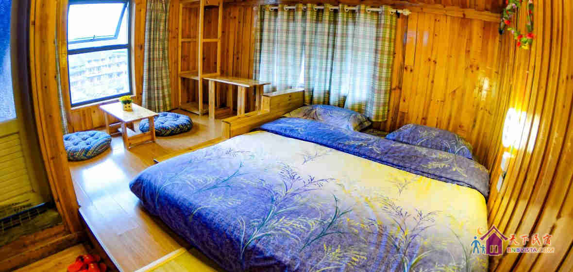 原木斜顶大床房