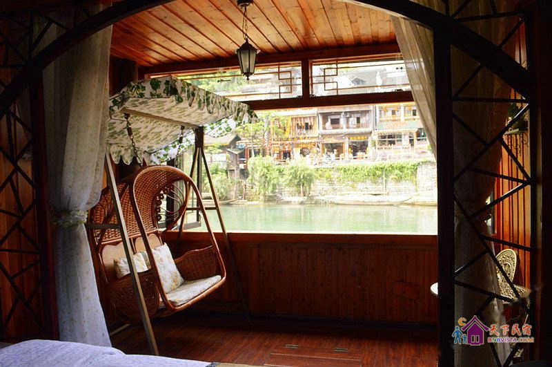 吊脚楼江景101房