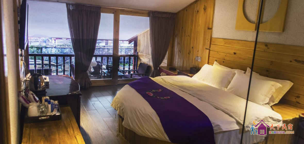 吊脚楼临江圆床房302