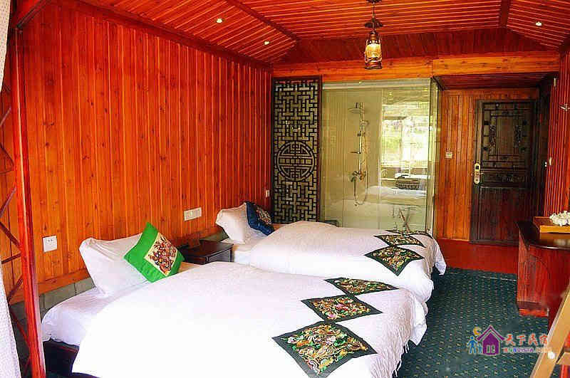 吊脚楼江景102房