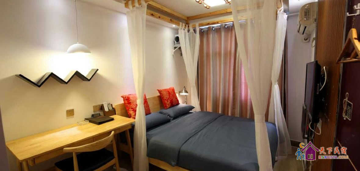 北欧简约风格豪华大床房