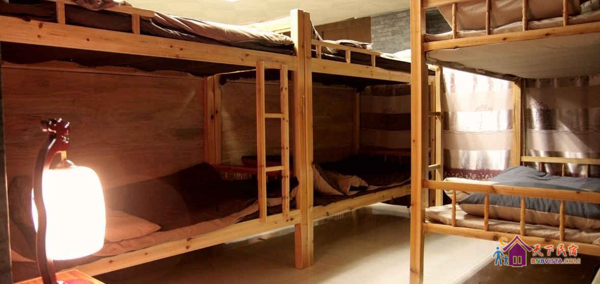 温馨阁楼男生六人房(床位)