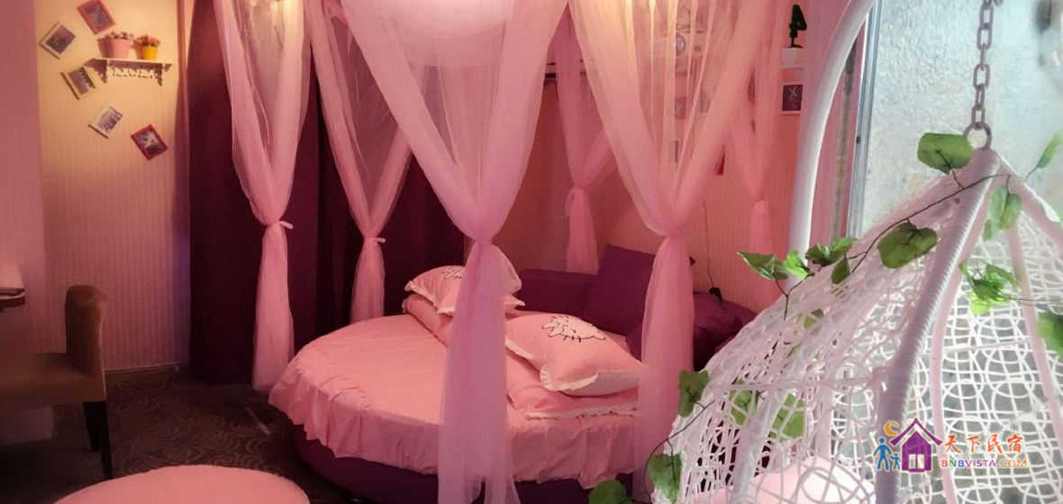 Kitty梦幻投影圆床房