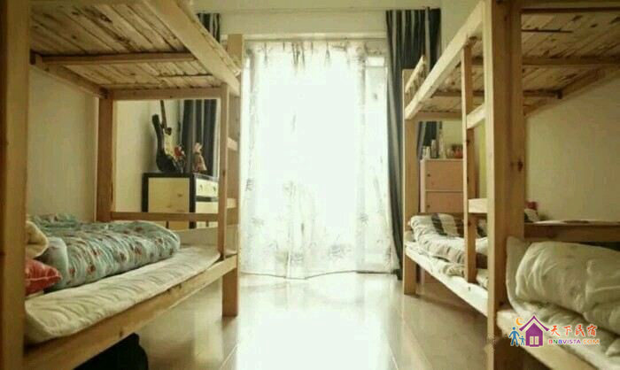 阳光男生八人间