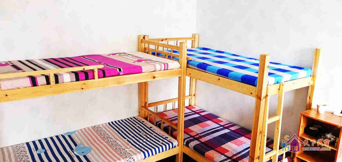 舒适八人床位房(公共卫浴)