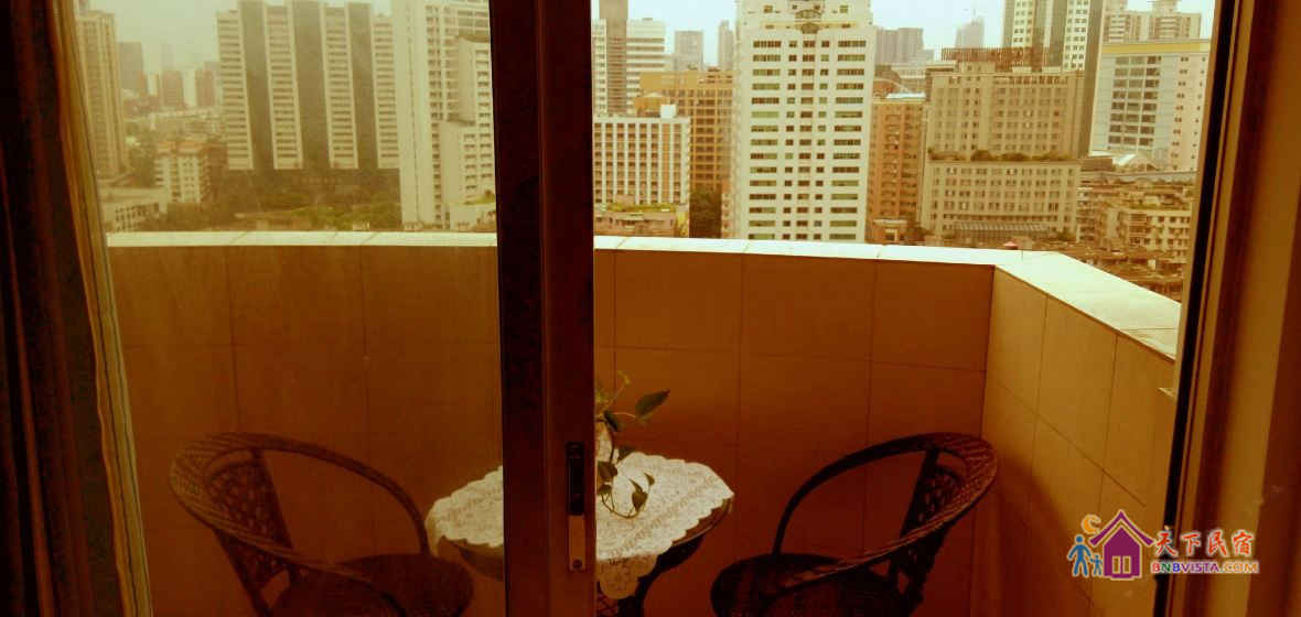 女生落地窗阳台景观四人间(床位)(无窗)