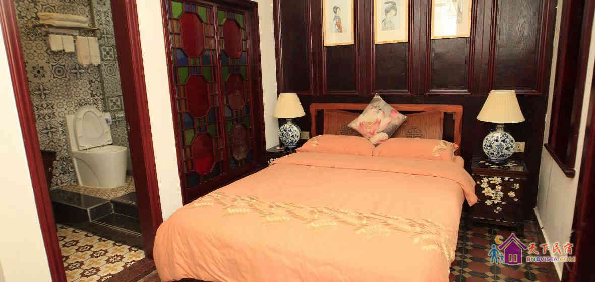 二楼花窗特色阳台大床房