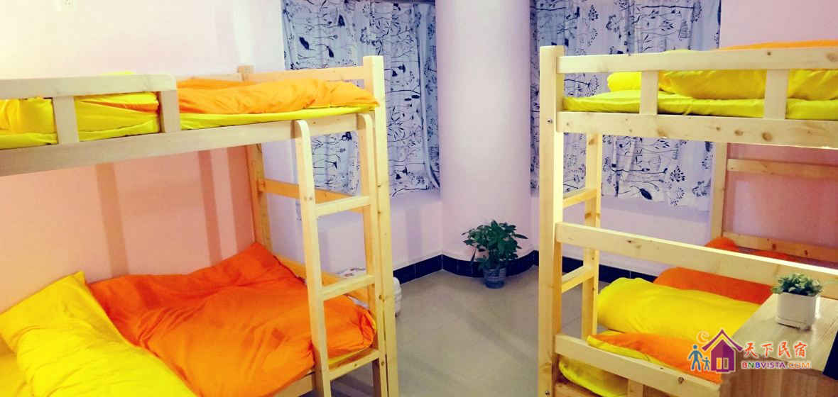 男生城景四人床位间