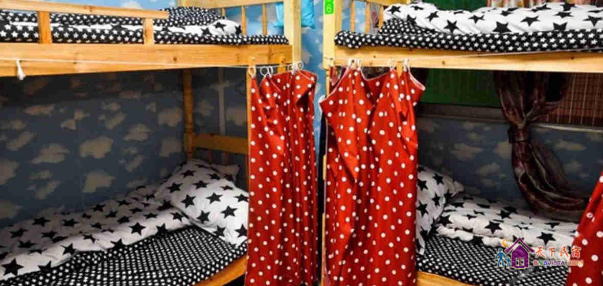 男生六人床位间