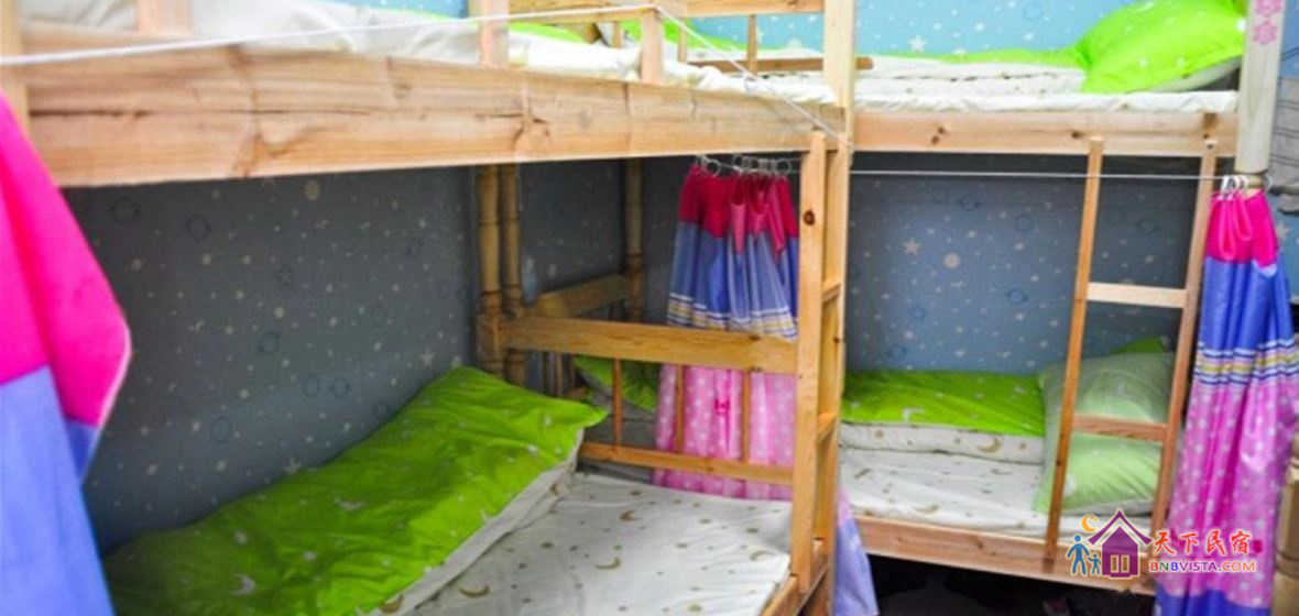 女生六人床位间