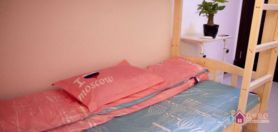 粉红六人床位房