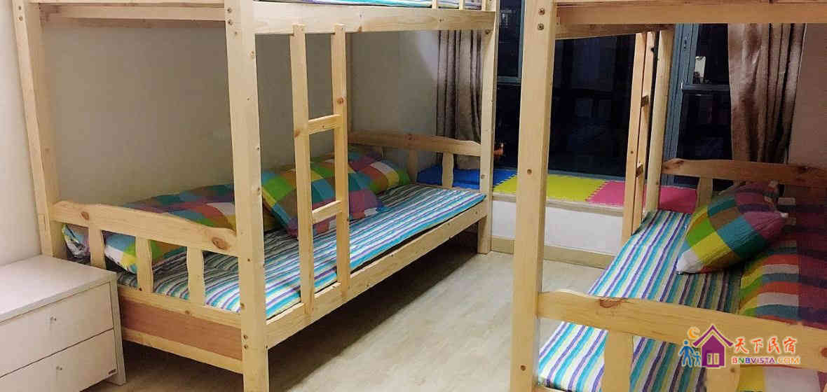 大飘窗温馨女生4人床位间