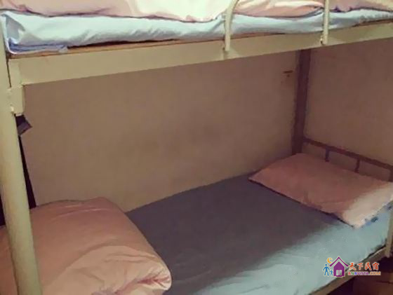 女生四人床位间