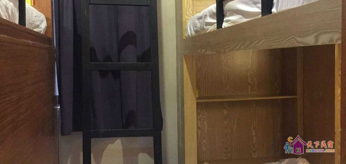 男生区三人床位房