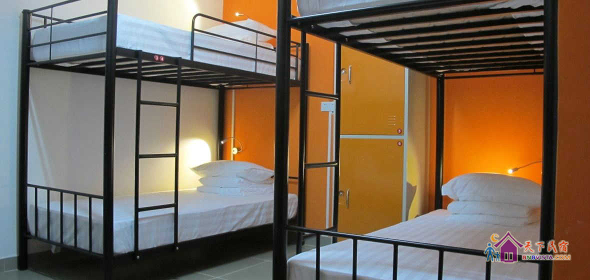 男生多人床位间