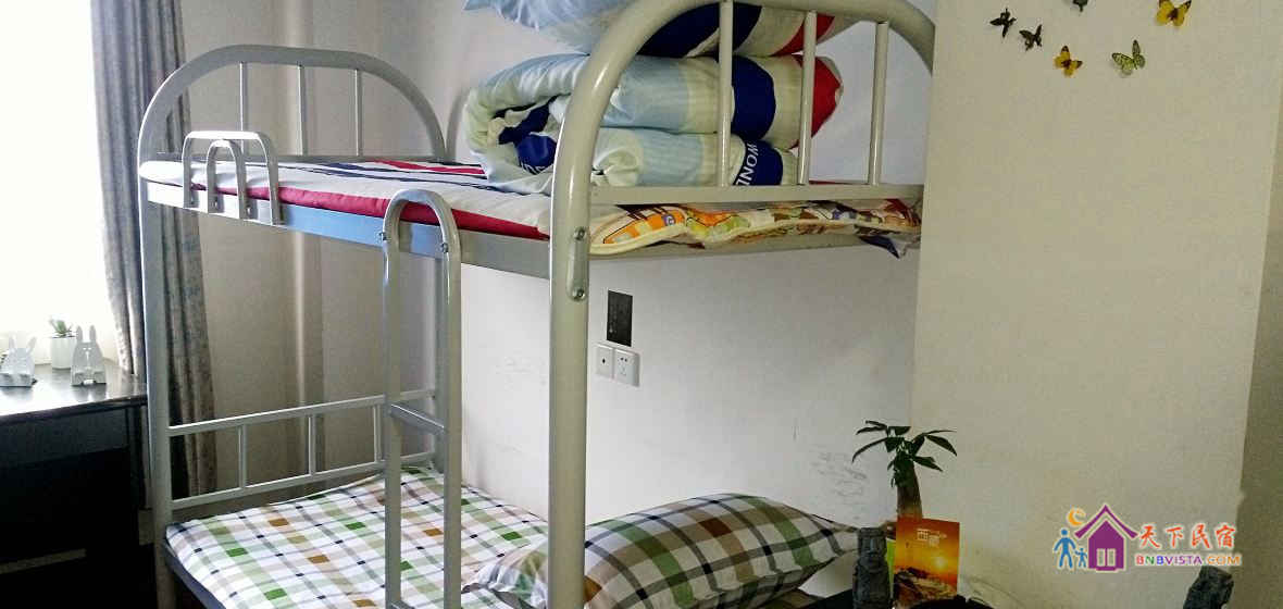 宽敞舒适空调男生八人床位房
