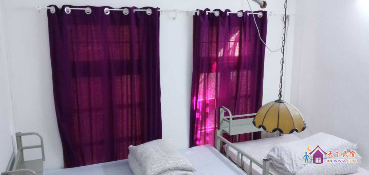 闺蜜女生6人床位间