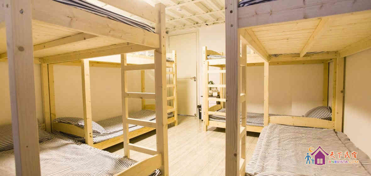 时尚简约兄弟八人间