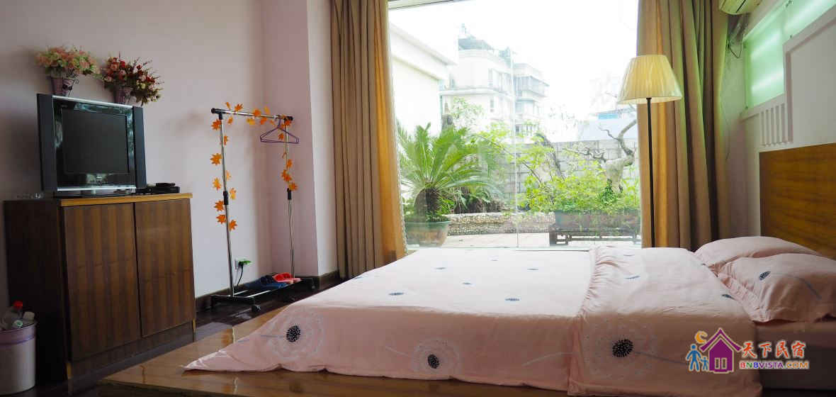 浪漫粉色榻榻米大床房