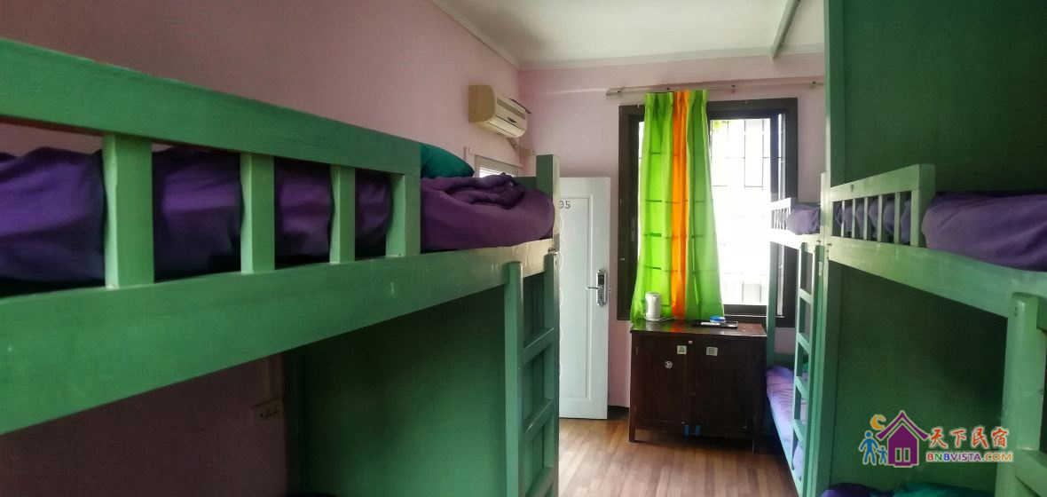 男生四人床位间