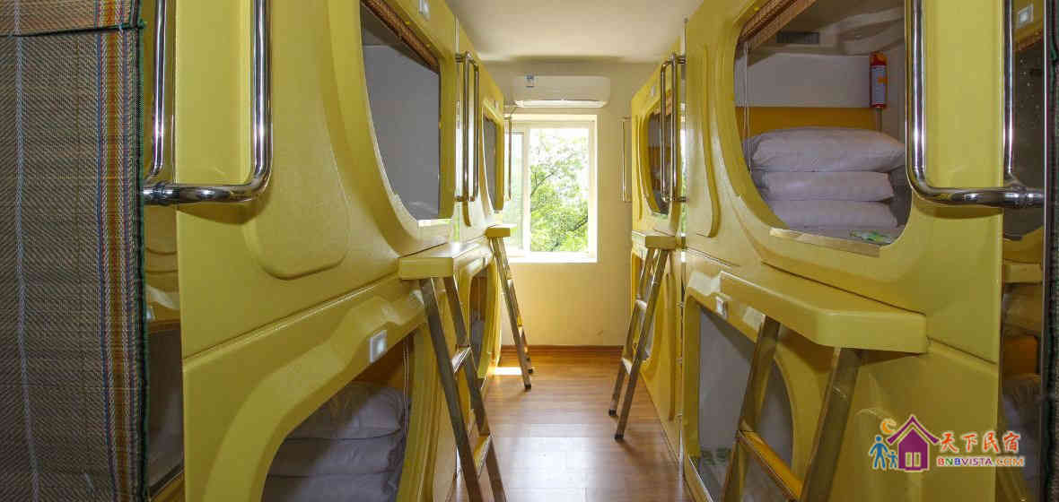 男生太空舱江景床位房