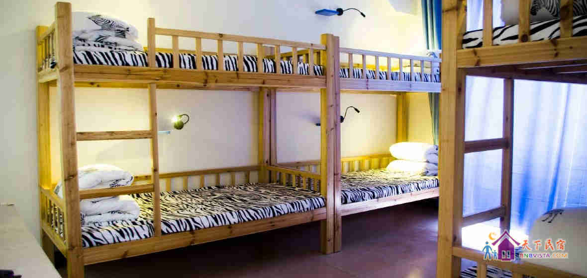 女生六人床位间