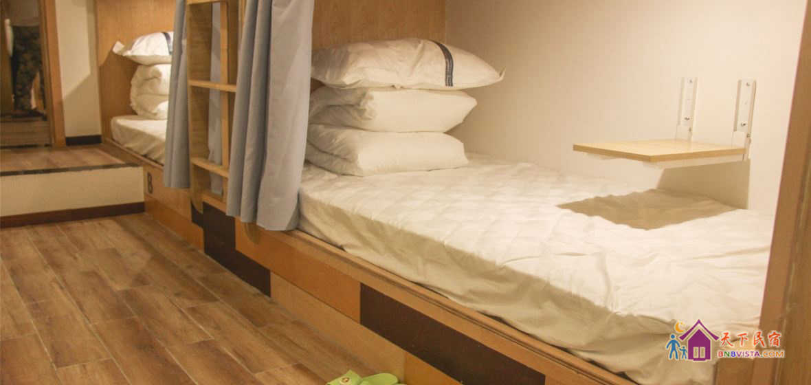 思君混住八人床位间