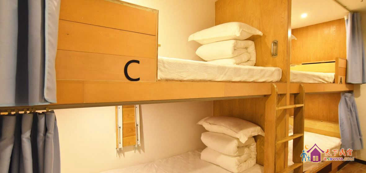 思君男生四人床位间