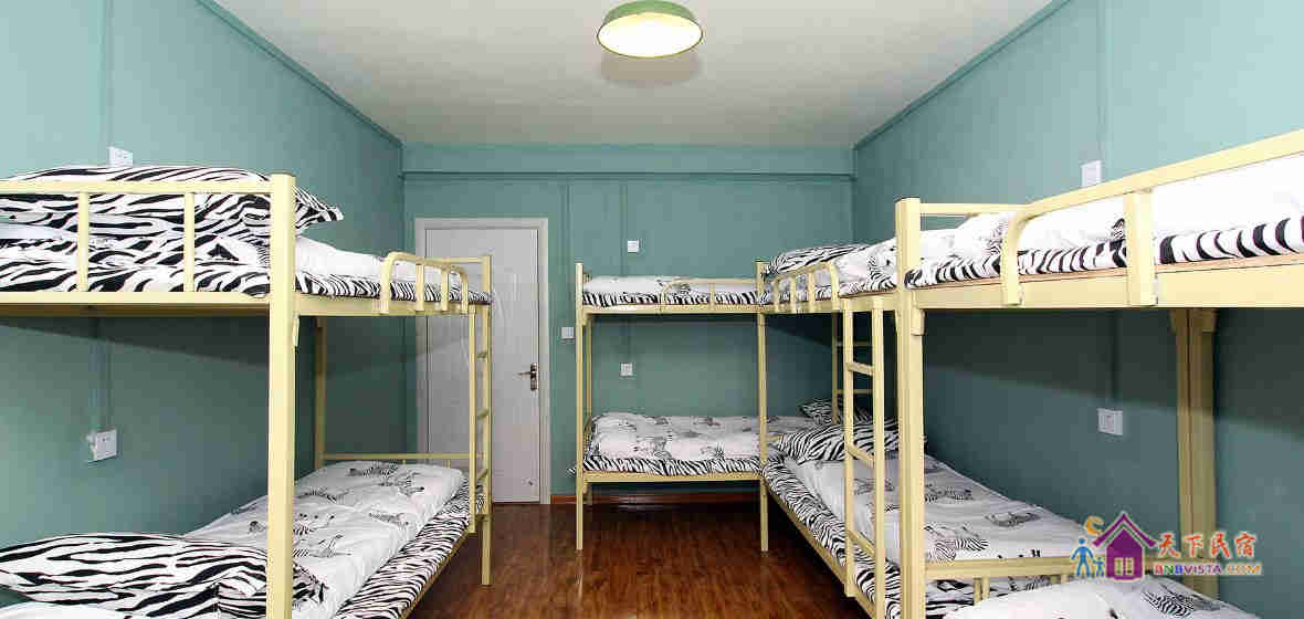 墨绿城垣男生八人床位房