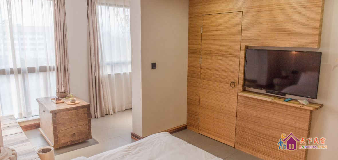 船舍河景大床房