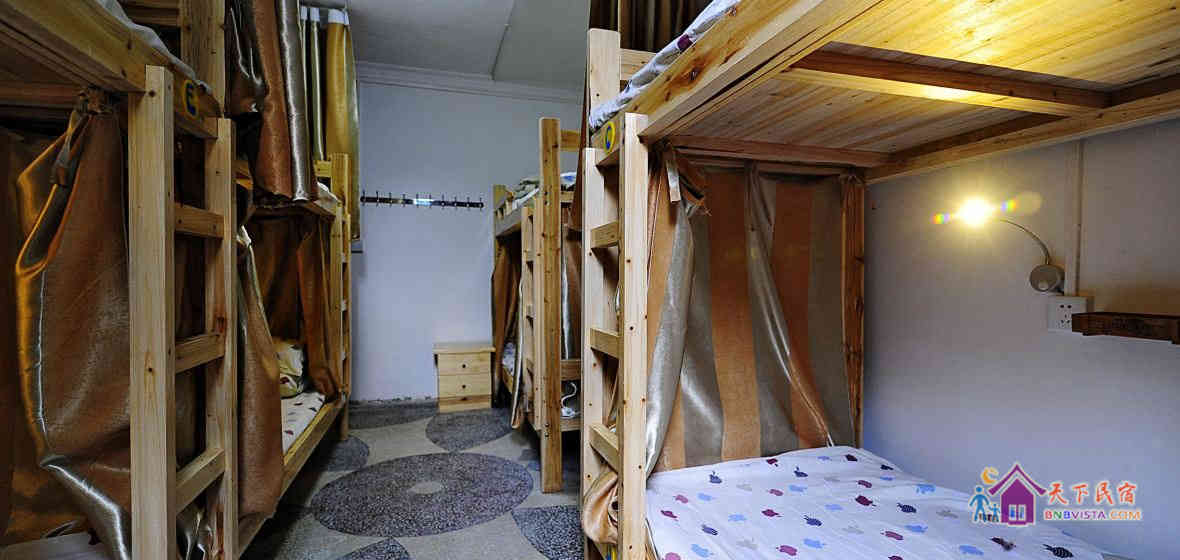 男女混合八人间