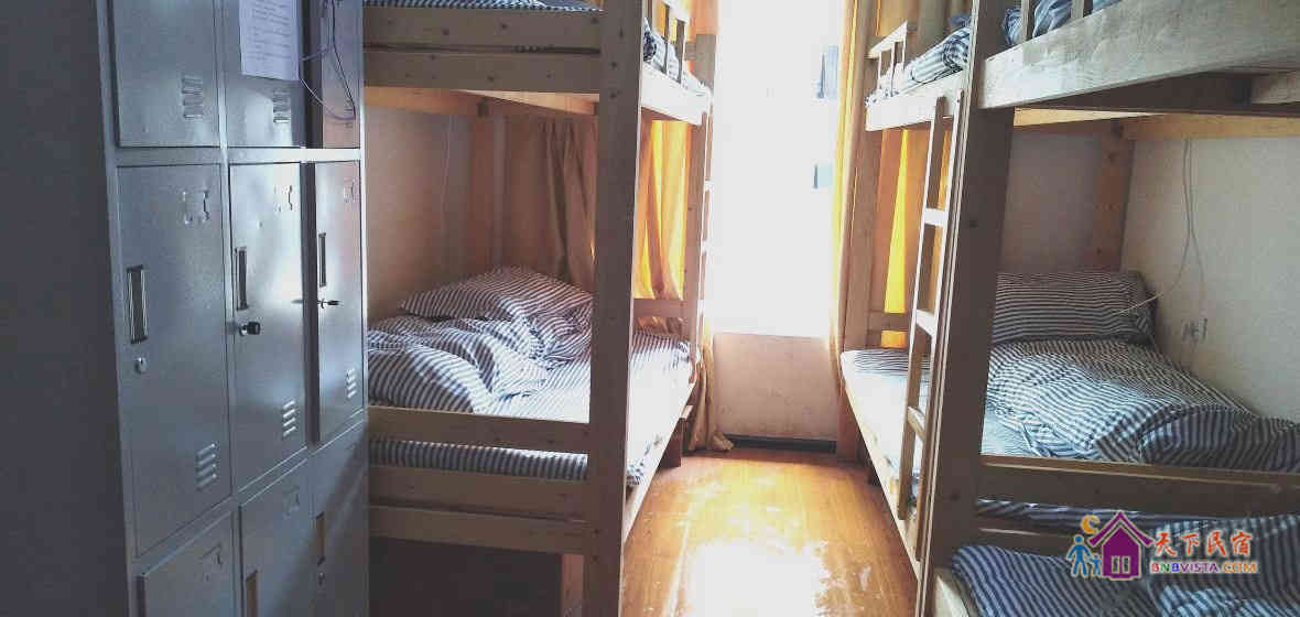 男生六人床位间