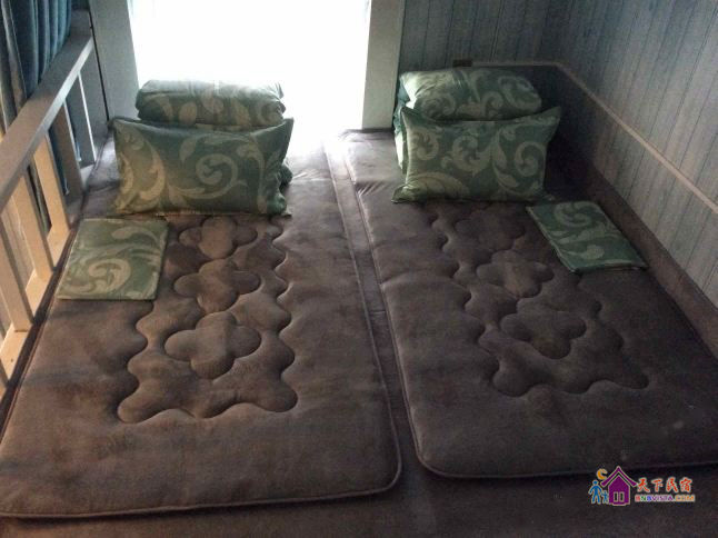 蓝色风情阁楼三人(公卫)