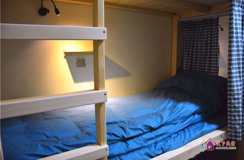 男生八人床位间