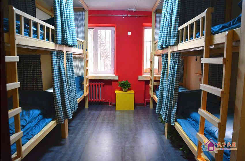 女生八人床位间