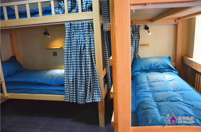 男生六人床位间
