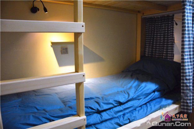 男女混住四人床位间
