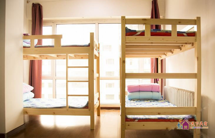 舒适男生木床房