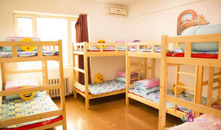 温馨女生木床房