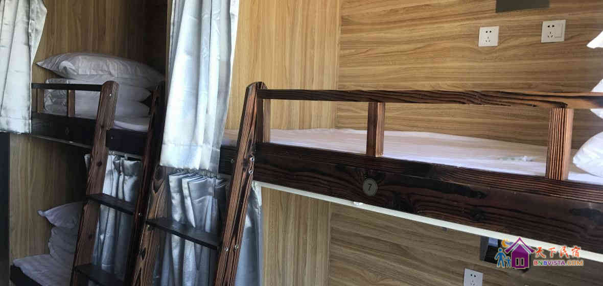 豪华男生床位房