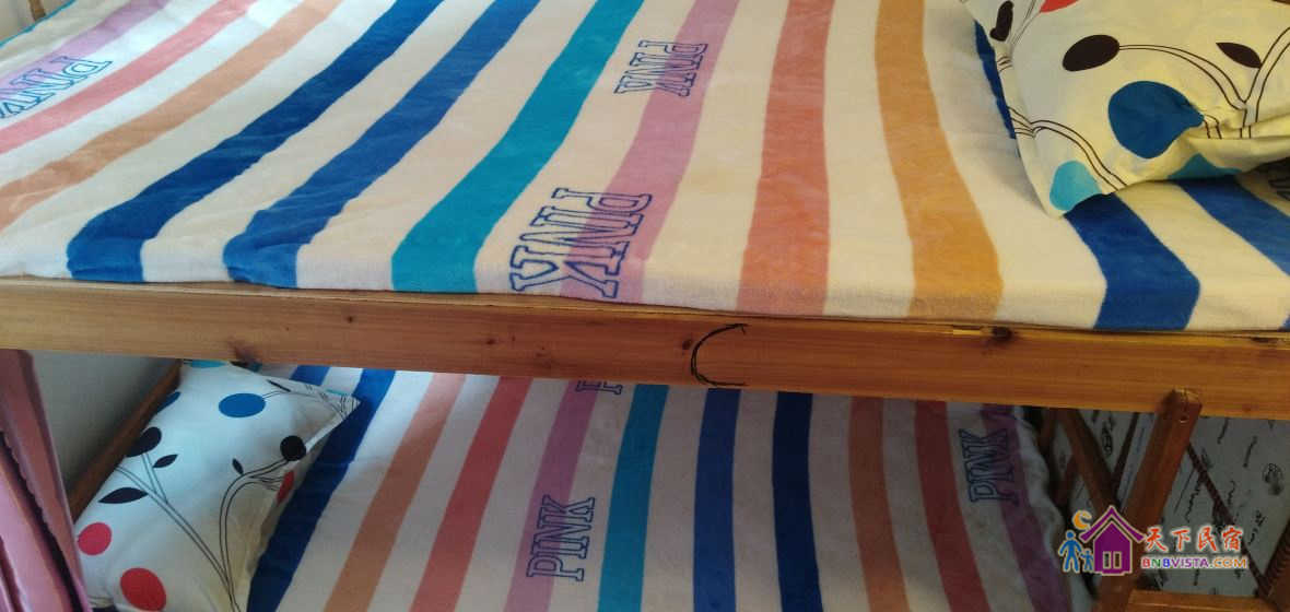 男生八人床位间