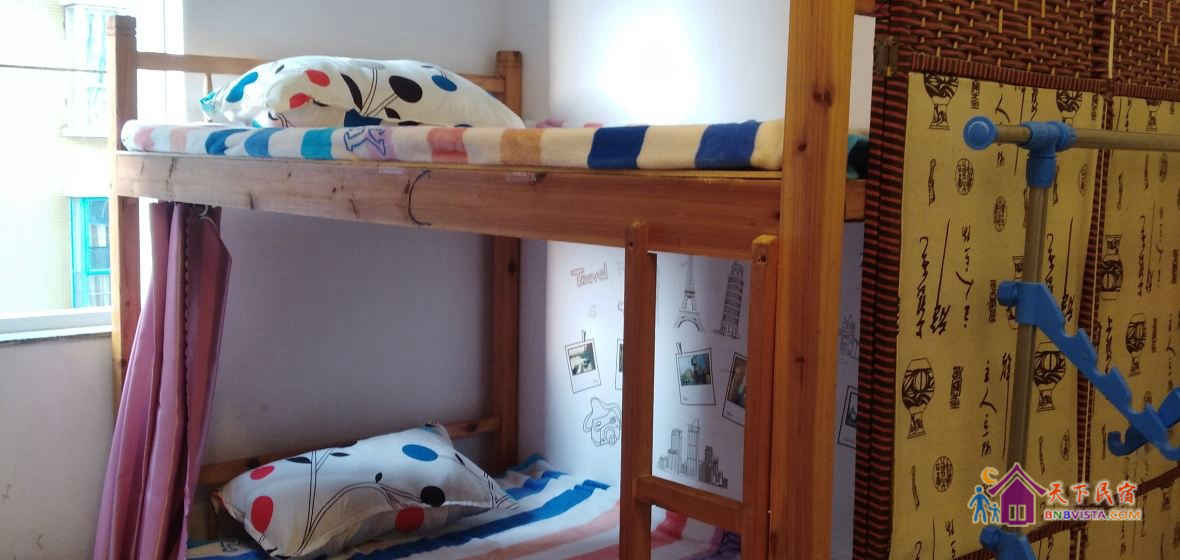 女生六人床位间