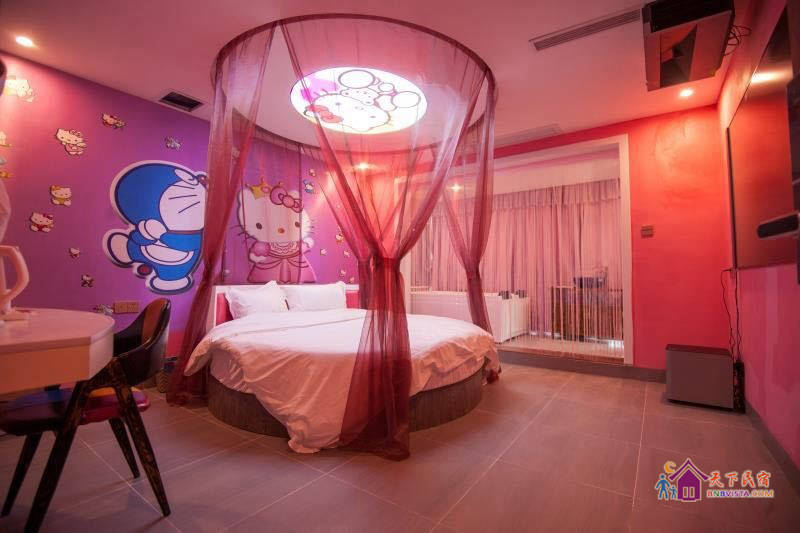 豪华影咖主题圆床房