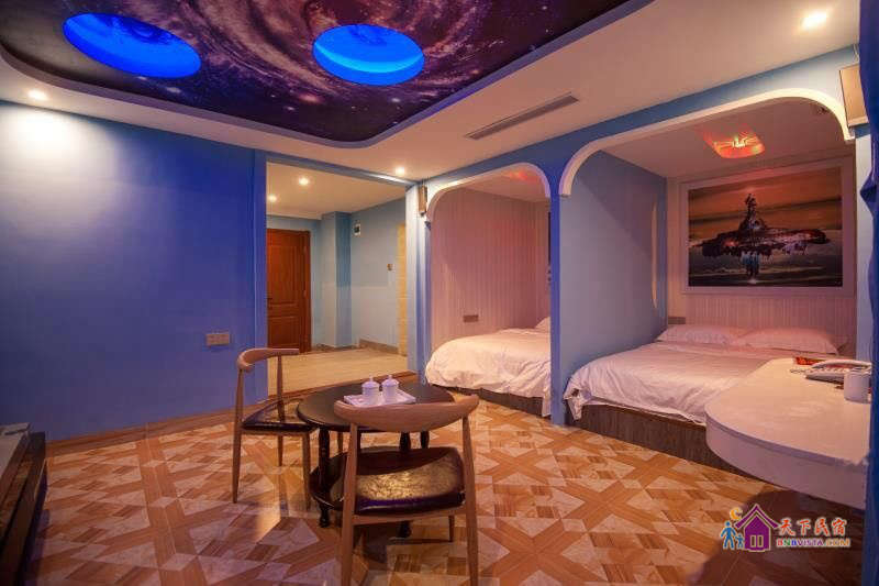 豪华影咖主题双床房